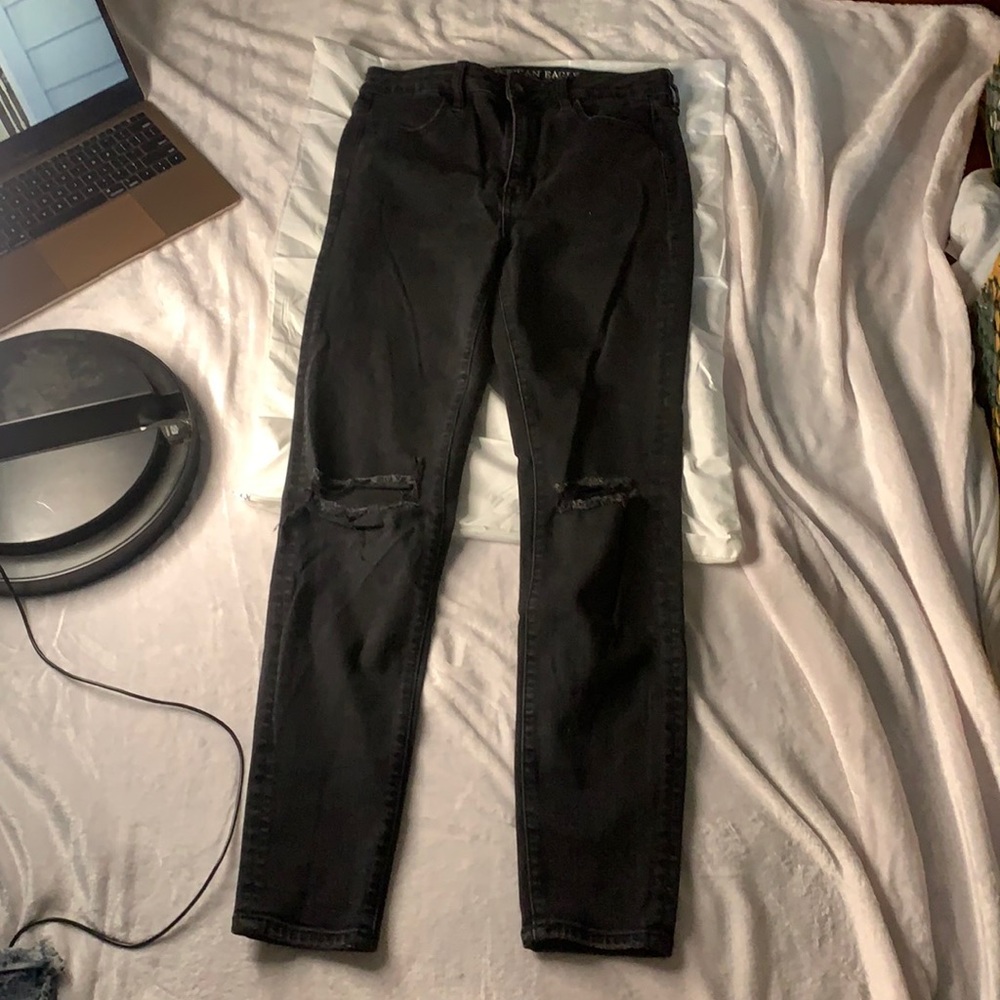 American Eagle size 8 jeans with rips below knees